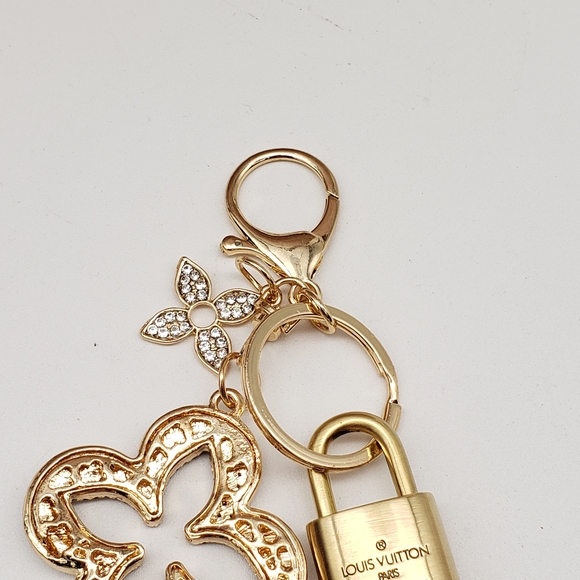 Authentic Louis Vuitton Gold Padlock W/ Unbranded Clover Flower Bag Charm 100525 - Picture 5 of 10